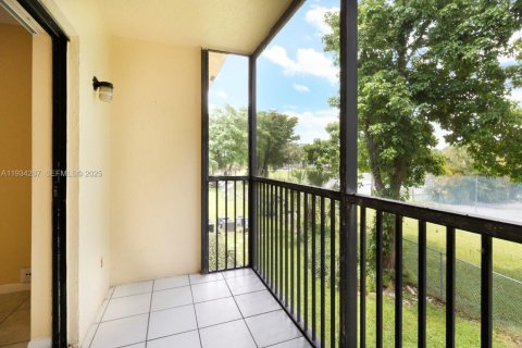 Снять в аренду квартиру в Корал-Спрингс, Флорида 2 спальни, 78.97м2, № 1992658 - фото 4