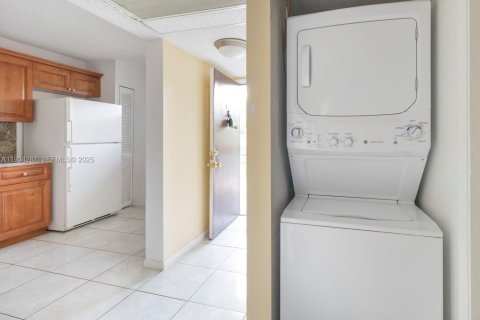 Снять в аренду квартиру в Корал-Спрингс, Флорида 2 спальни, 78.97м2, № 1992658 - фото 9