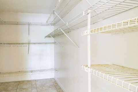 Снять в аренду квартиру в Корал-Спрингс, Флорида 2 спальни, 78.97м2, № 1992658 - фото 14