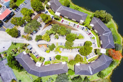 Снять в аренду квартиру в Корал-Спрингс, Флорида 2 спальни, 78.97м2, № 1992658 - фото 23