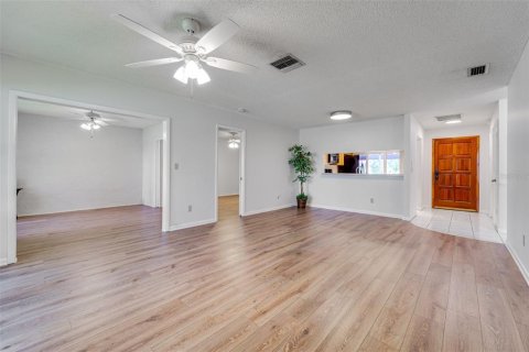 House in Pinellas Park, Florida 2 bedrooms, 105.17 sq.m. № 2208031 - photo 6