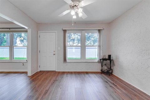 House in Pinellas Park, Florida 2 bedrooms, 105.17 sq.m. № 2208031 - photo 13