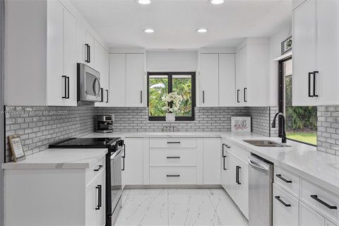 Casa en venta en Davie, Florida, 4 dormitorios, 248.42 m2 № 1820194 - foto 25
