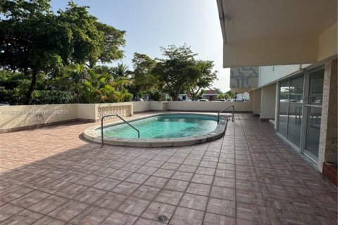 Condo in North Miami, Florida, 1 bedroom № 1934920 - photo 2