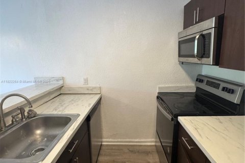 Condo in North Miami, Florida, 1 bedroom № 1934920 - photo 6