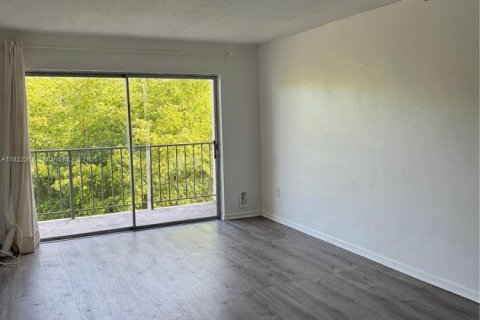 Condo in North Miami, Florida, 1 bedroom № 1934920 - photo 11