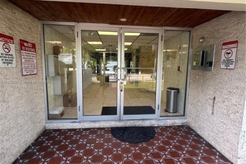 Condo in North Miami, Florida, 1 bedroom № 1934920 - photo 1