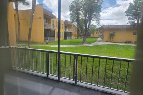 Condo in Miami, Florida, 3 bedrooms  № 2065896 - photo 28