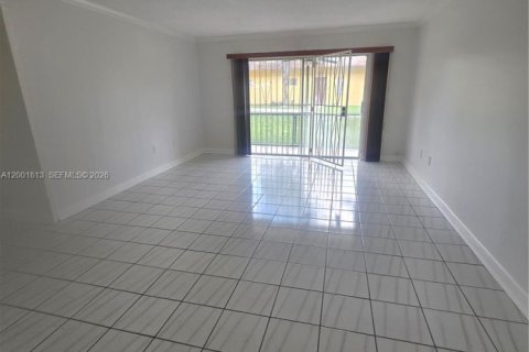 Condo in Miami, Florida, 3 bedrooms  № 2065896 - photo 4