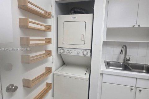 Condo in Miami, Florida, 3 bedrooms  № 2065896 - photo 5