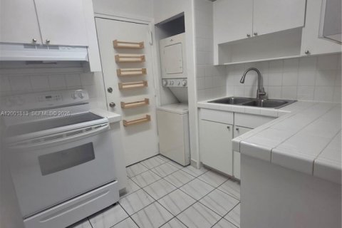 Condo in Miami, Florida, 3 bedrooms  № 2065896 - photo 2