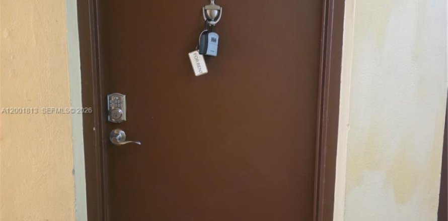 Condo in Miami, Florida, 3 bedrooms  № 2065896