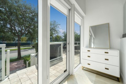 Снять в аренду таунхаус в Майами-Бич, Флорида 2 спальни, 173.17м2, № 1963592 - фото 13