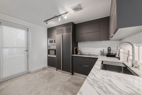 Снять в аренду таунхаус в Майами-Бич, Флорида 2 спальни, 173.17м2, № 1963592 - фото 11