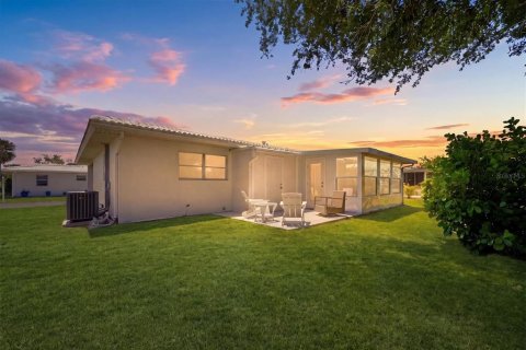 Villa ou maison à vendre à North Port, Floride: 2 chambres, 84.63 m2 № 2094159 - photo 4