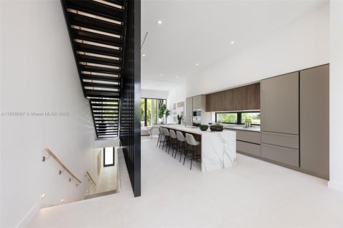Townhouse in Miami, Florida 3 bedrooms, 263.94 sq.m. № 1887319 - photo 1