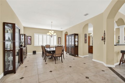 Casa en venta en Cutler Bay, Florida, 5 dormitorios, 438.22 m2 № 2031687 - foto 15