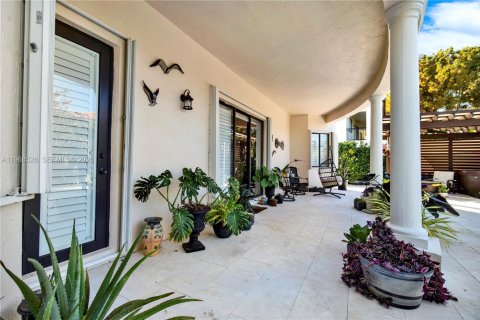 Casa en venta en Cutler Bay, Florida, 5 dormitorios, 438.22 m2 № 2031687 - foto 23