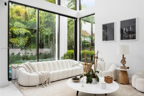 House in Miami Beach, Florida 5 bedrooms, 377.37 sq.m. № 1943026 - photo 14