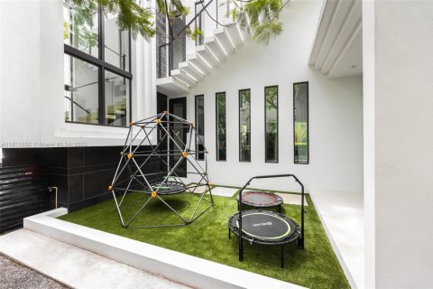 House in Miami Beach, Florida 5 bedrooms, 377.37 sq.m. № 1943026 - photo 25