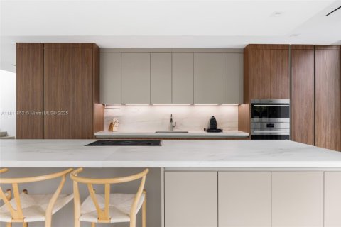 House in Miami Beach, Florida 5 bedrooms, 377.37 sq.m. № 1943026 - photo 21