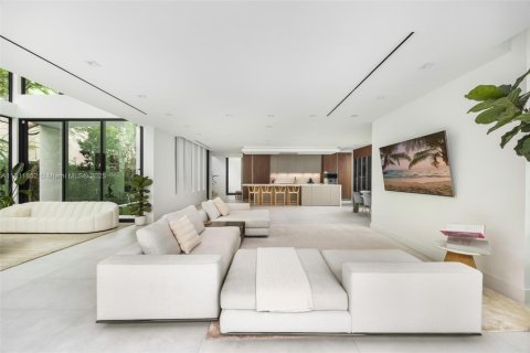 House in Miami Beach, Florida 5 bedrooms, 377.37 sq.m. № 1943026 - photo 17