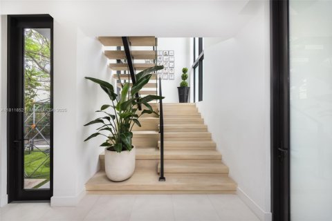 House in Miami Beach, Florida 5 bedrooms, 377.37 sq.m. № 1943026 - photo 9