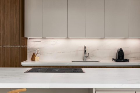 House in Miami Beach, Florida 5 bedrooms, 377.37 sq.m. № 1943026 - photo 26