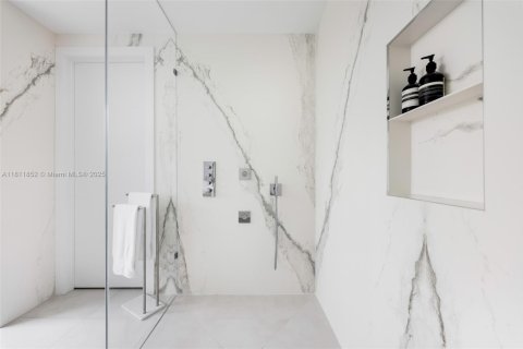 House in Miami Beach, Florida 5 bedrooms, 377.37 sq.m. № 1943026 - photo 30