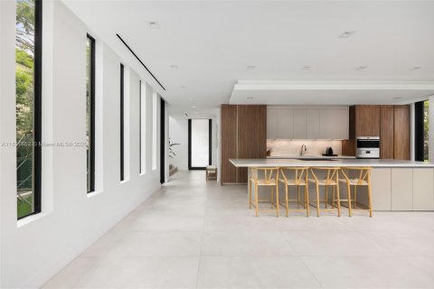 House in Miami Beach, Florida 5 bedrooms, 377.37 sq.m. № 1943026 - photo 18