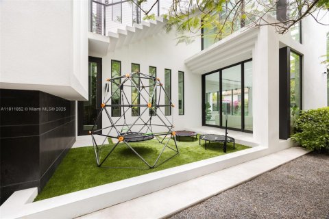 House in Miami Beach, Florida 5 bedrooms, 377.37 sq.m. № 1943026 - photo 23