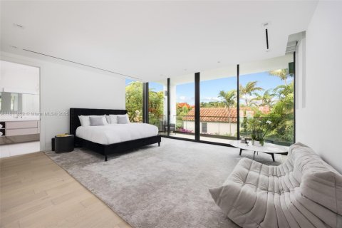 House in Miami Beach, Florida 5 bedrooms, 377.37 sq.m. № 1943026 - photo 28