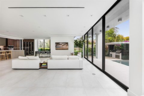House in Miami Beach, Florida 5 bedrooms, 377.37 sq.m. № 1943026 - photo 16