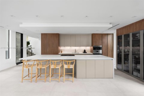 House in Miami Beach, Florida 5 bedrooms, 377.37 sq.m. № 1943026 - photo 22