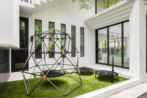 House in Miami Beach, Florida 5 bedrooms, 377.37 sq.m. № 1943026 - photo 24