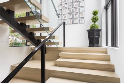 House in Miami Beach, Florida 5 bedrooms, 377.37 sq.m. № 1943026 - photo 10