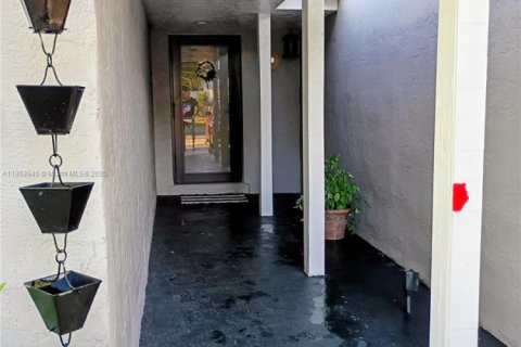 House in Miami, Florida 3 bedrooms, 190.64 sq.m. № 1891754 - photo 2