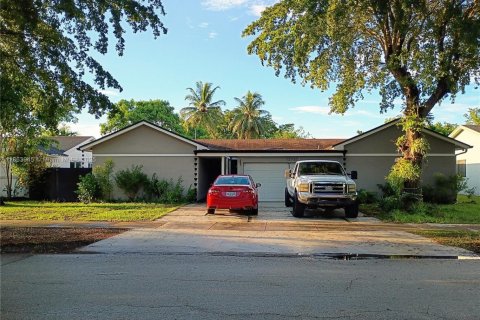 House in Miami, Florida 3 bedrooms, 190.64 sq.m. № 1891754 - photo 1