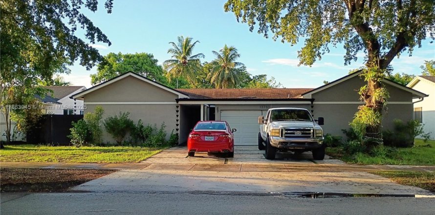 House in Miami, Florida 3 bedrooms, 190.64 sq.m. № 1891754
