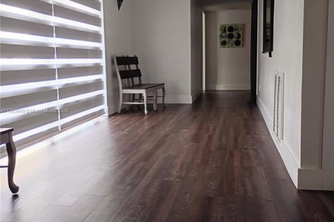 House in Miami, Florida 3 bedrooms, 190.64 sq.m. № 1891754 - photo 8