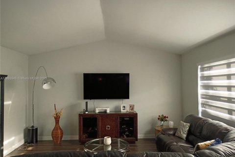 House in Miami, Florida 3 bedrooms, 190.64 sq.m. № 1891754 - photo 6