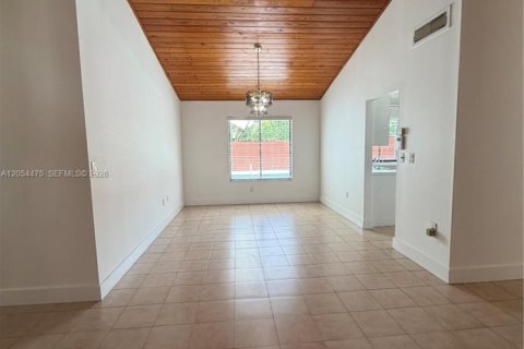 Villa ou maison à louer à Miami, Floride: 4 chambres, 246.1 m2 № 2180521 - photo 15