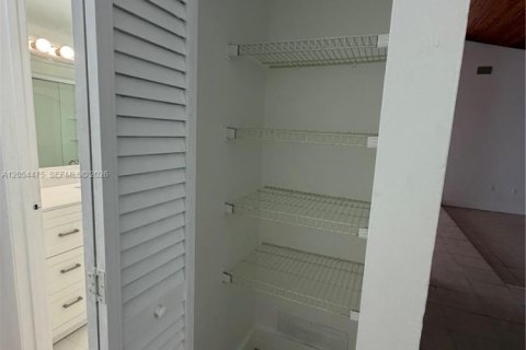 Villa ou maison à louer à Miami, Floride: 4 chambres, 246.1 m2 № 2180521 - photo 25