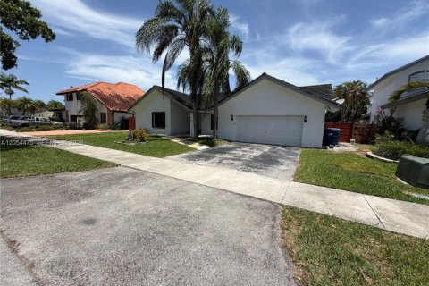 Villa ou maison à louer à Miami, Floride: 4 chambres, 246.1 m2 № 2180521 - photo 3