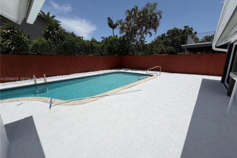 Villa ou maison à louer à Miami, Floride: 4 chambres, 246.1 m2 № 2180521 - photo 9