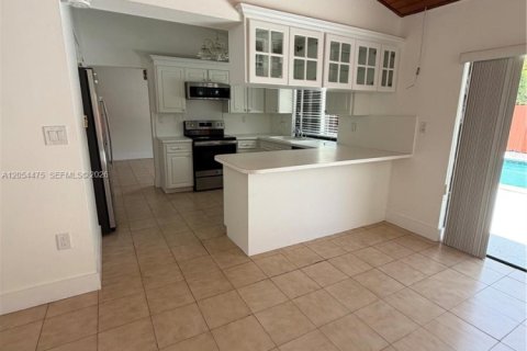 Villa ou maison à louer à Miami, Floride: 4 chambres, 246.1 m2 № 2180521 - photo 12