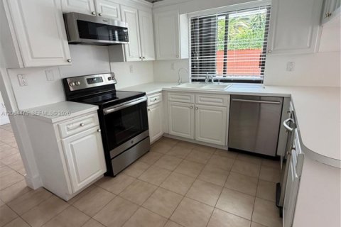 Villa ou maison à louer à Miami, Floride: 4 chambres, 246.1 m2 № 2180521 - photo 11