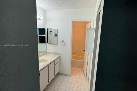 Casa en alquiler en Miami, Florida, 4 dormitorios, 234.86 m2 № 2013106 - foto 14