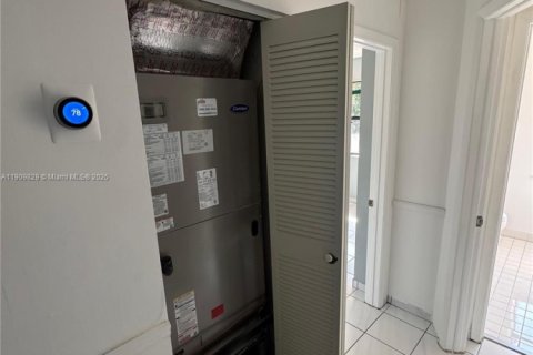 Casa en alquiler en Miami, Florida, 4 dormitorios, 234.86 m2 № 2013106 - foto 3