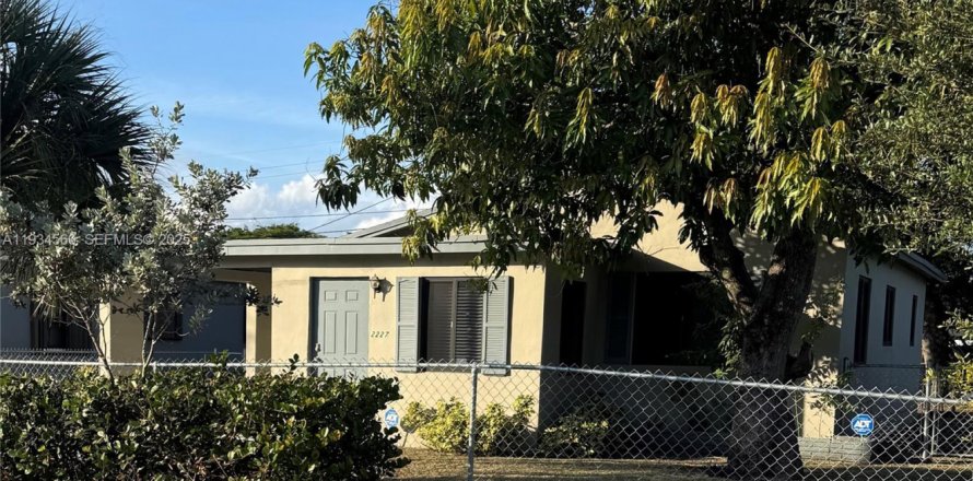 House in Fort Lauderdale, Florida 3 bedrooms, 97.55 sq.m. № 1992999